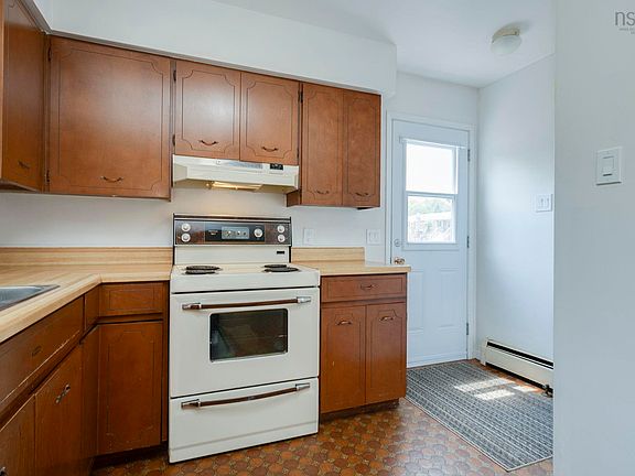 5th image of 9 Holmes Hill Rd