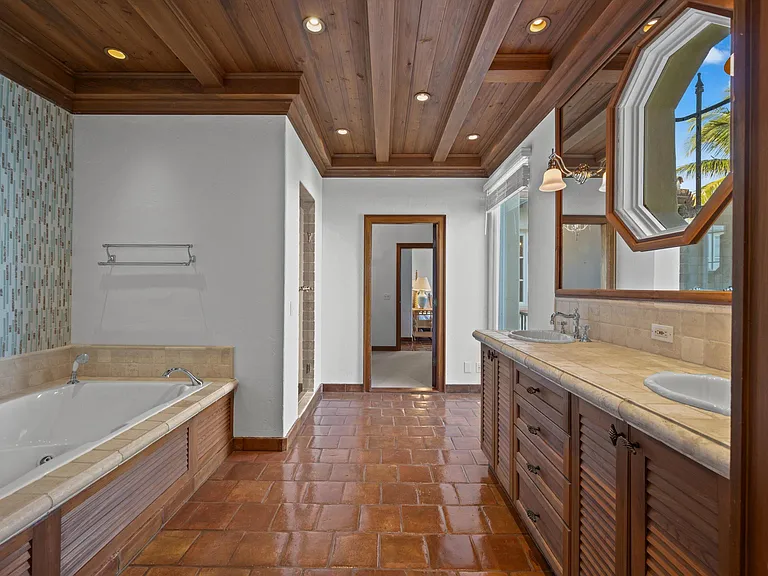 240 N Ocean Blvd — Photo 24