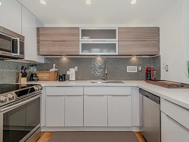 2301 Collins Ave #1230 — Photo 14