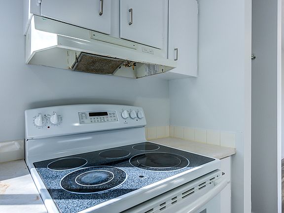 5th image of 28 McLeod Pl NW