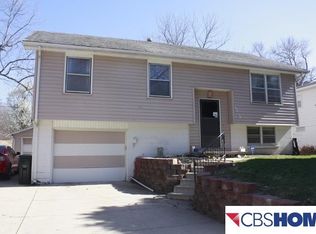 8213 Wildewood Dr, Ralston, NE 68127