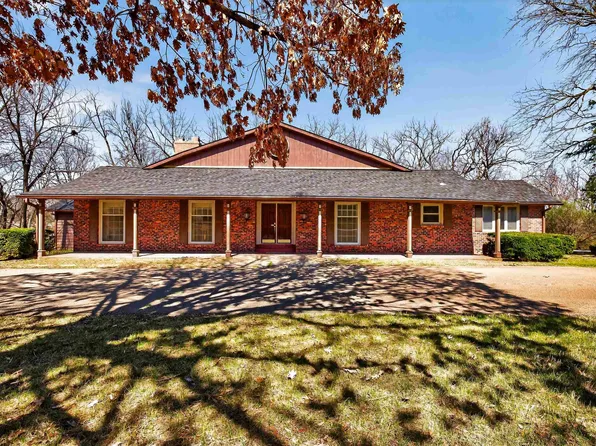 200 SW Yorkshire Rd, Topeka, KS 66606