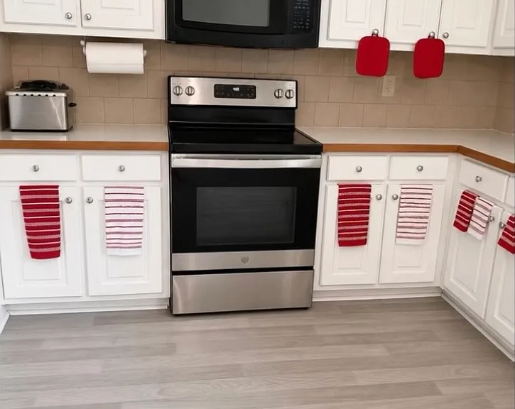 1361 Yorkshire Dr — Photo 3