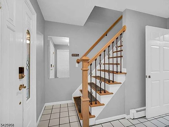 4th image of 15 Sweetwood Ct