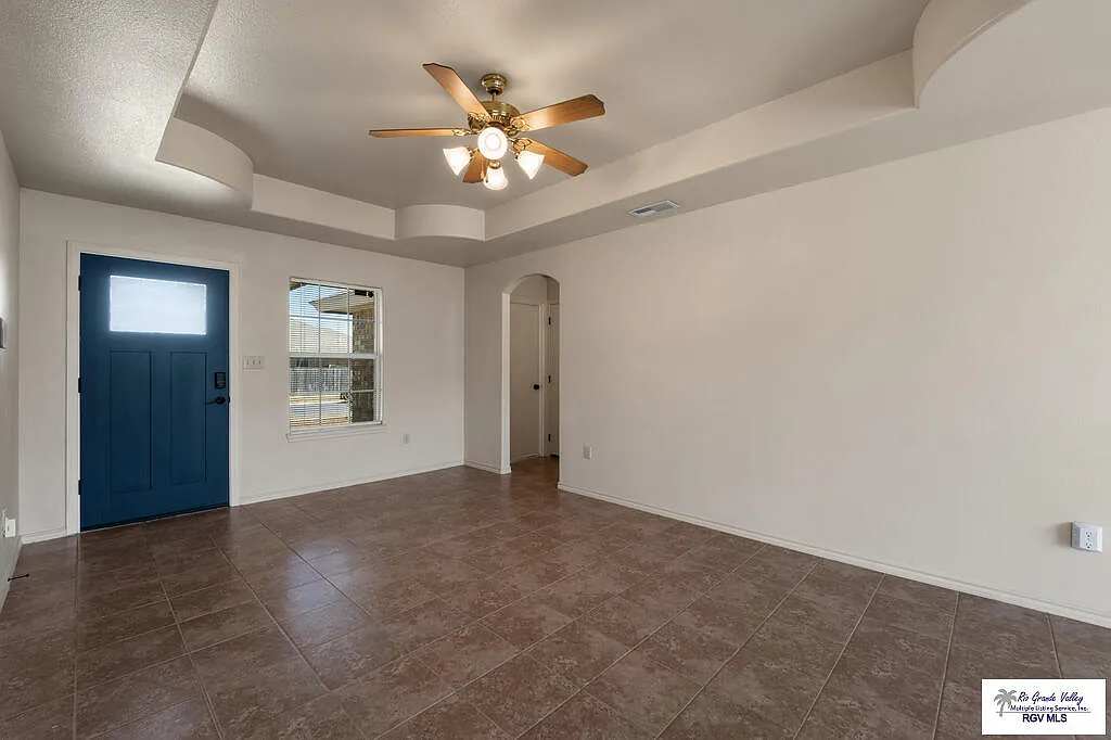 3 bed, 2.0 bath, 1279 sqft, $2,000 — Photo 2