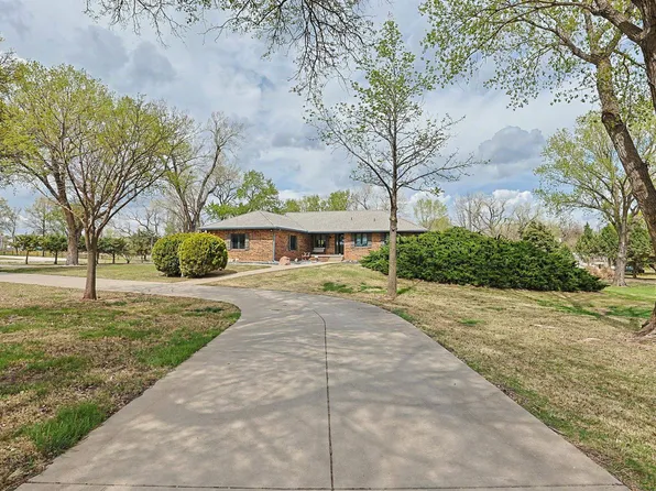 18600 W Willow Creek Dr, Goddard, KS 67052