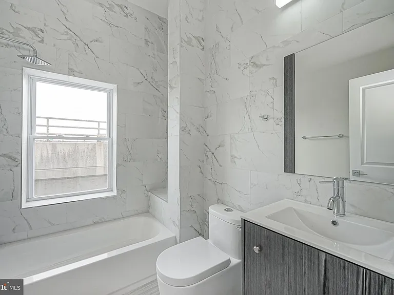 1072 N Front St #A — Photo 7