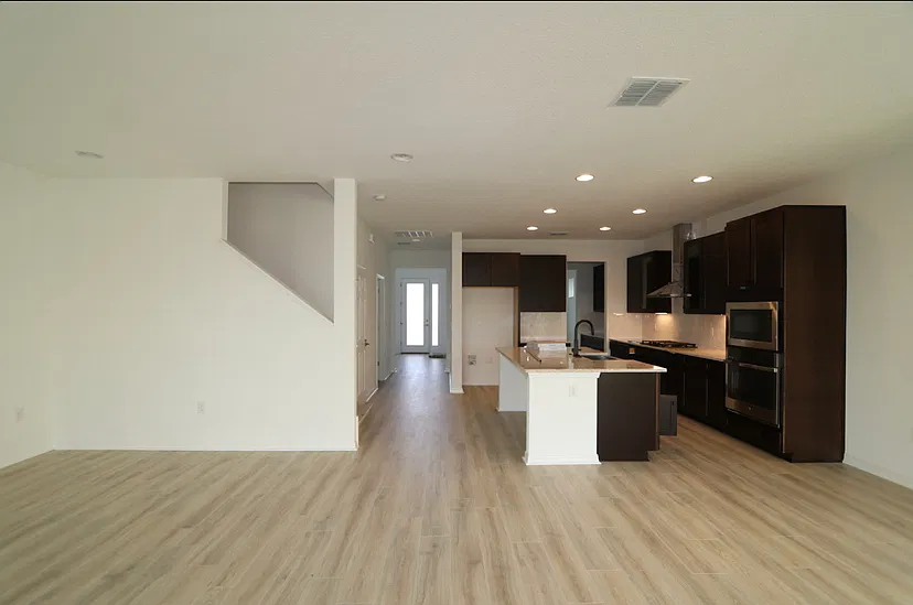 5 bed, 3786 sqft, $3,999 — Photo 4