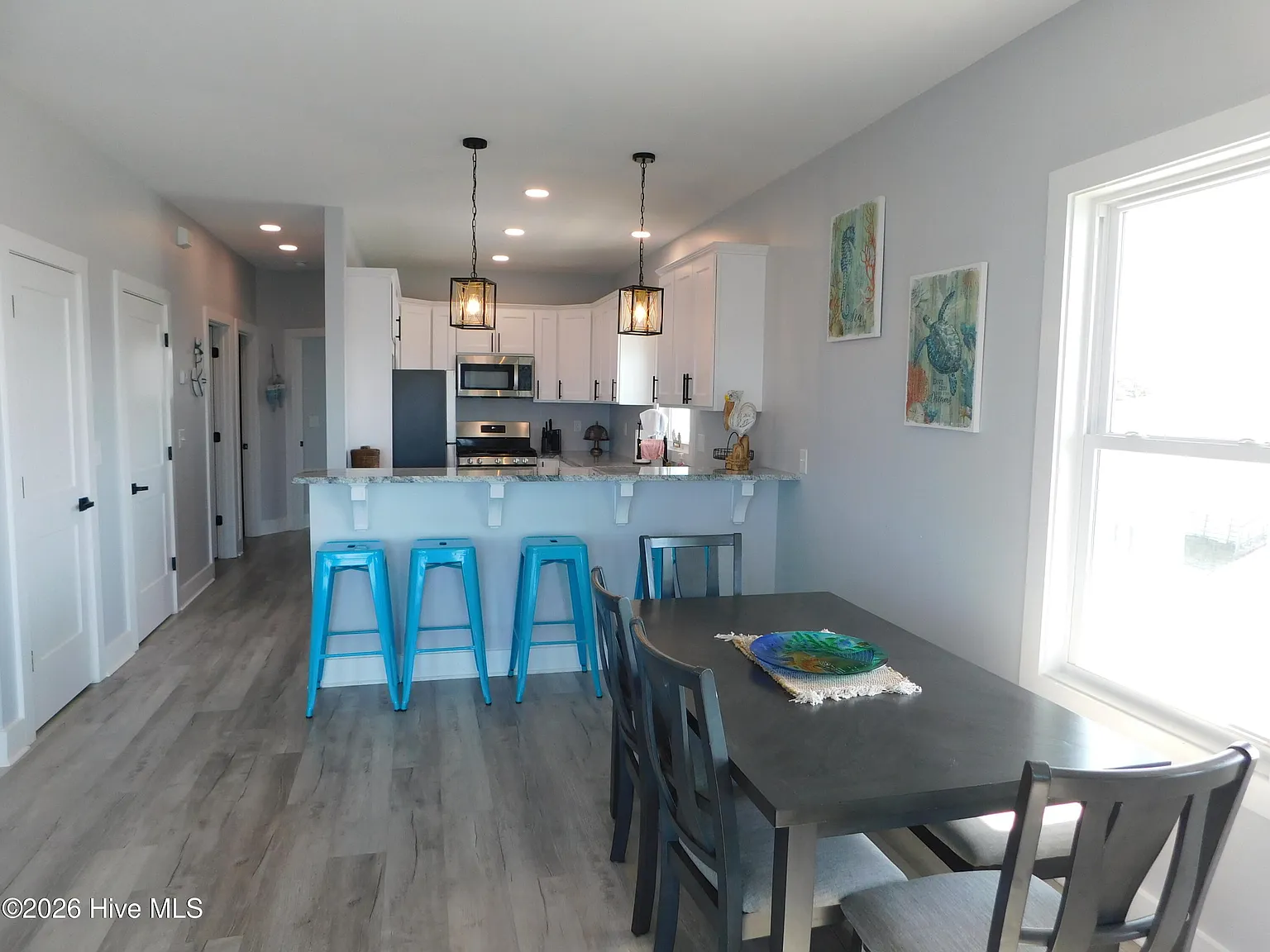 2 bed, 1.0 bath, $2,500 — Photo 2