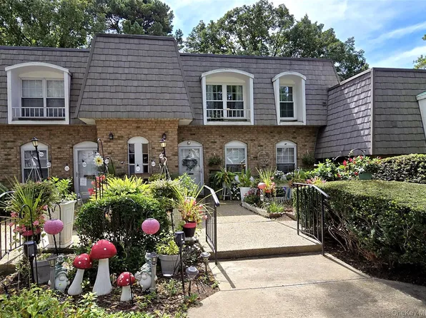 655 Middle Country Road #4F2, Coram, NY 11727