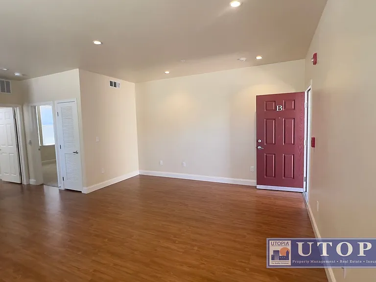 SCZ T 727 Frederick Street — Photo 2