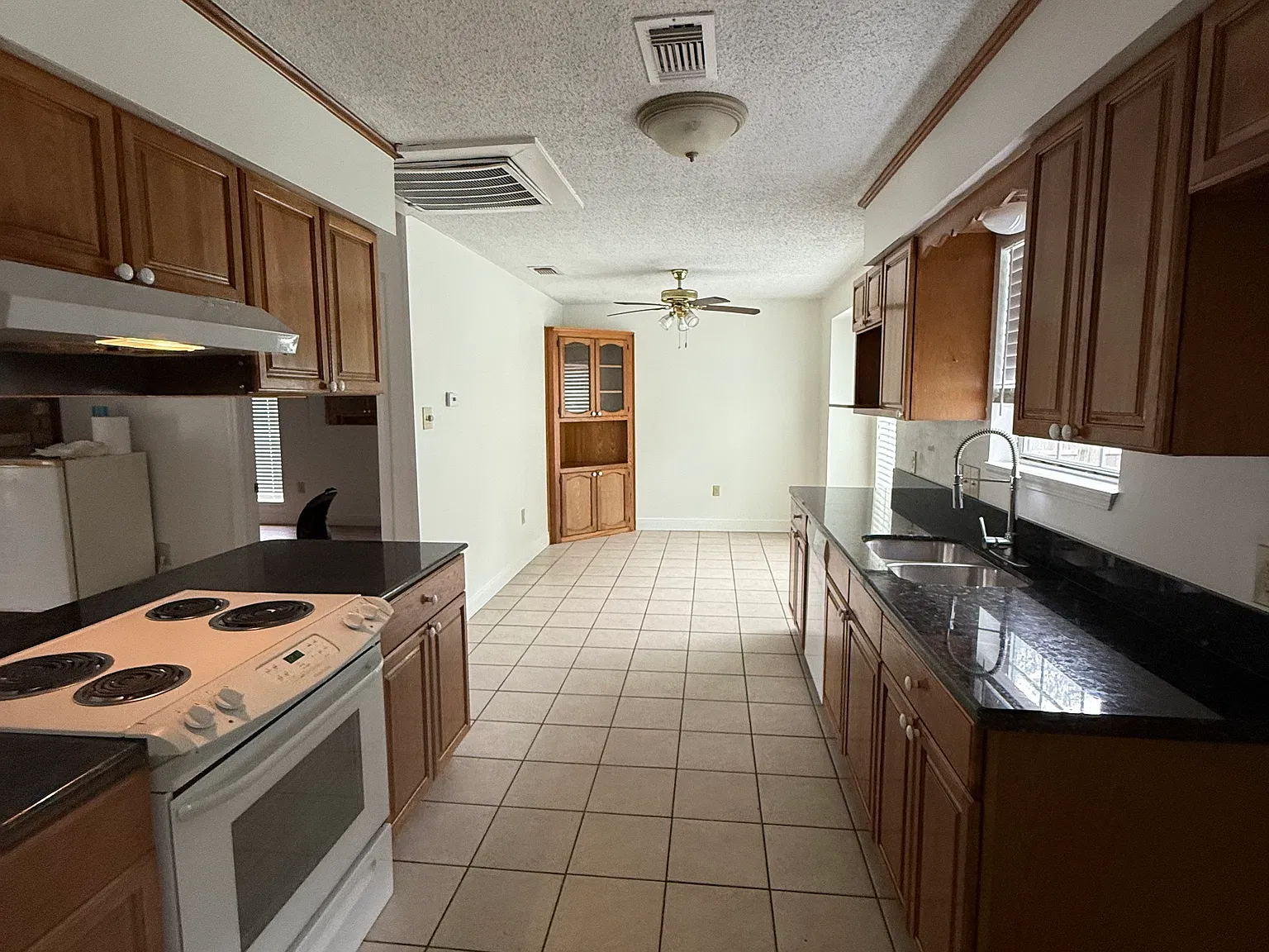3 bed, 2.5 bath, 1450 sqft, $1,700 — Photo 3