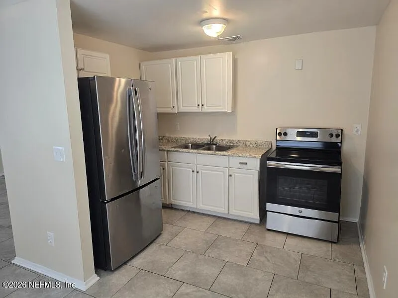 2 bed, 1.0 bath, 792 sqft, $995 — Photo 2