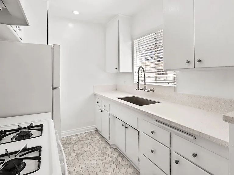1219 Barry Ave #8 — Photo 7