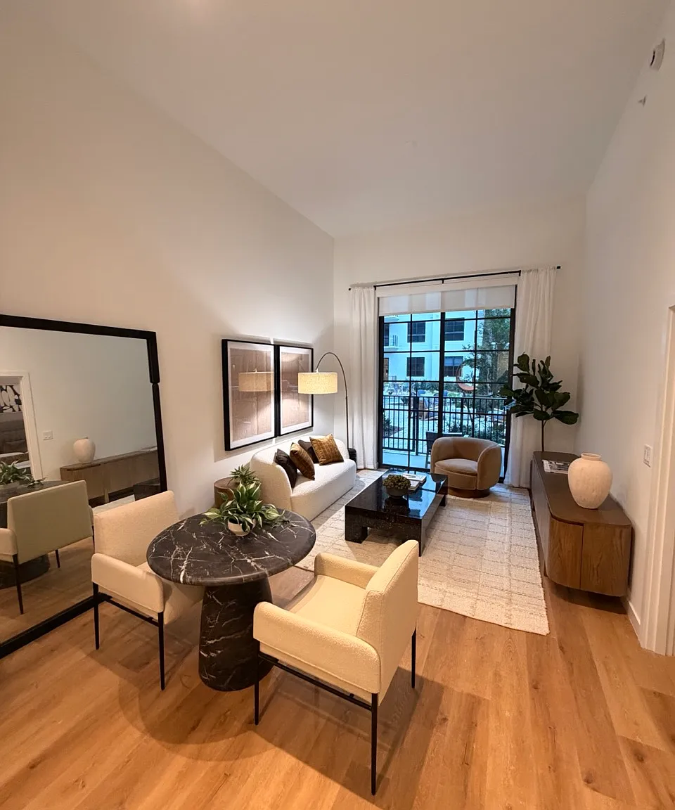 1 bed, 734 sqft, $2,462 — Photo 3