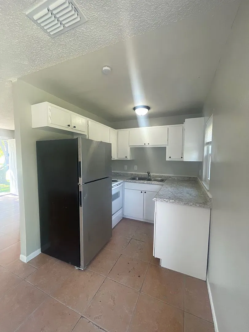 1st Month Free Rent 3 Bed 1 Bath Home | Pet Friendly | Fenced Yard | Washer Dryer Hook Ups | Sect... — Photo 3