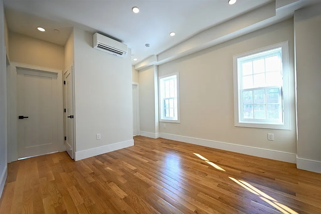 Building Photo - 18 Winchester St #9