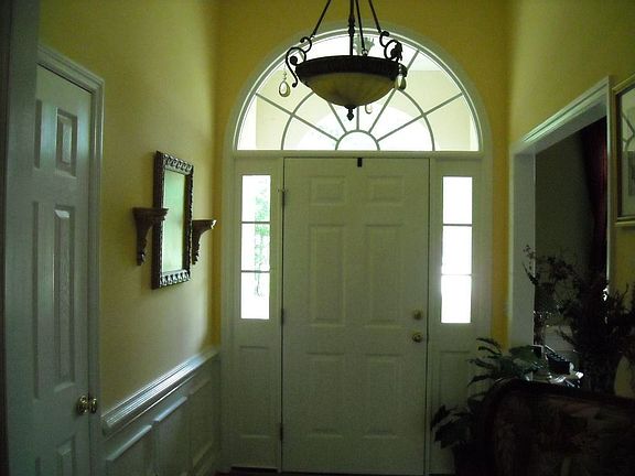 Sunny Foyer w/hardwood floors