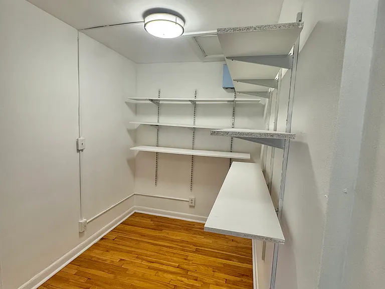 Welcome to your new celebrity style Dressing room ! 1 of several huge walk in closets! Duplex 125 C7