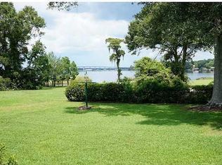 5206 Lakeview Dr, Moss Point, MS 39563