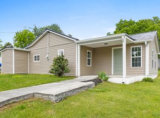 927 Blossom Ln, Rossville, GA 30741