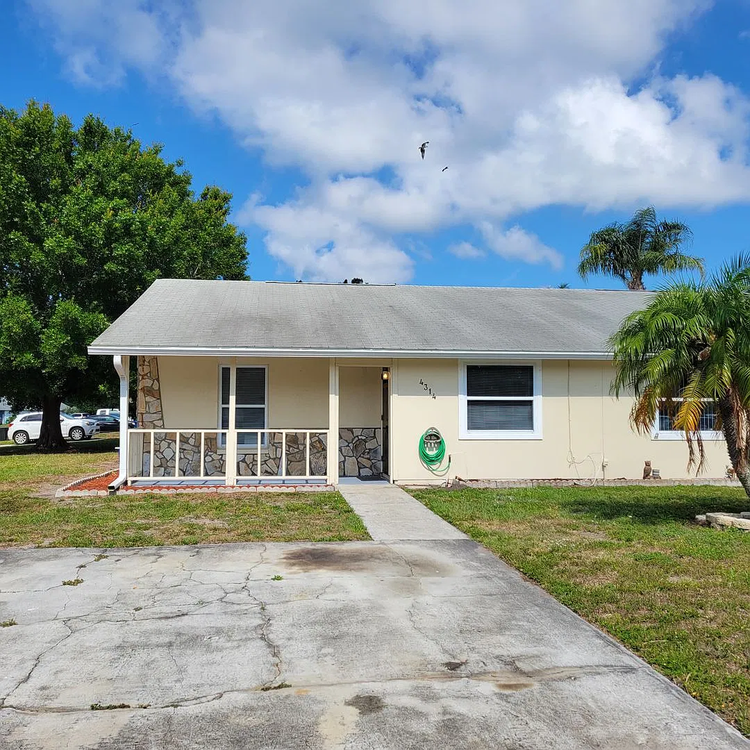 Annual unfurnished 2/2 beautifully renovated duplex only 4 miles from the beach! — Photo 1