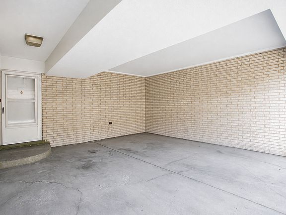 2nd image of 2846 W Touhy Ave Unit H