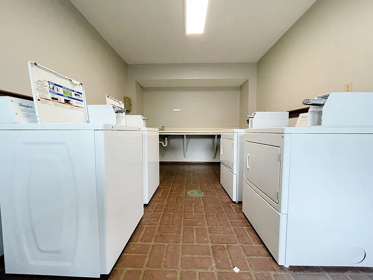 East Memorial Apartments — Photo 105
