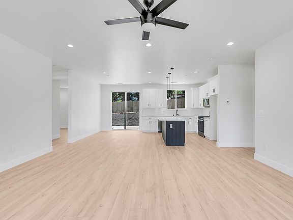 2nd image of 1550 Gate Ln