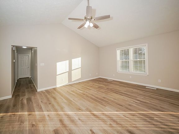 3rd image of 703 Willow Ct