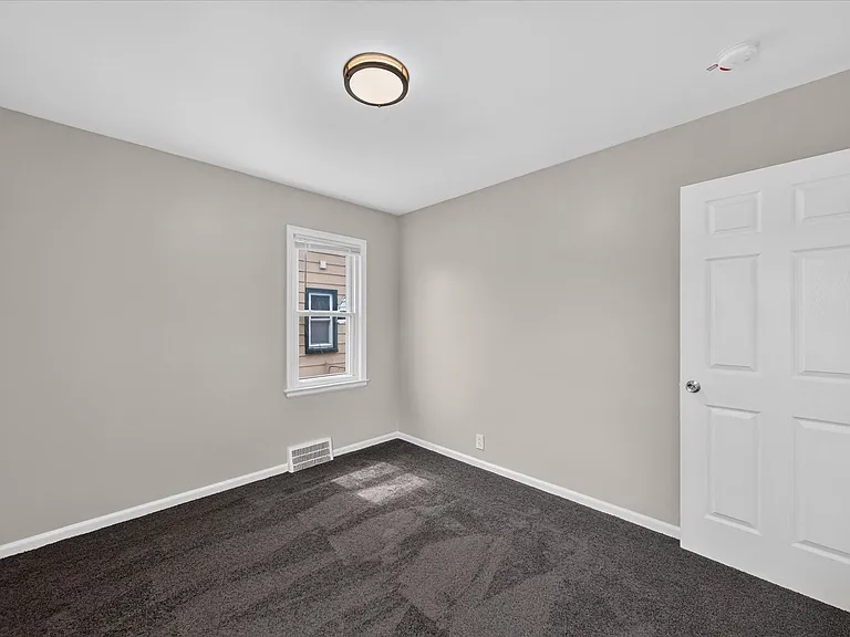 2090 Cicotte Ave — Photo 16