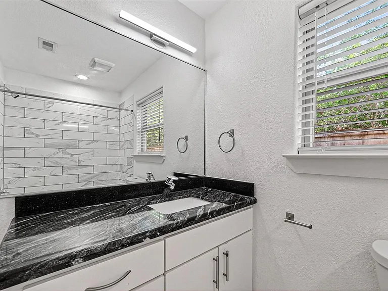 7030 Sidney St — Photo 24