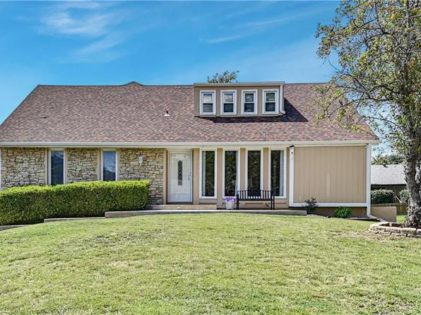 10232 Bradshaw St, Lenexa, KS 66215