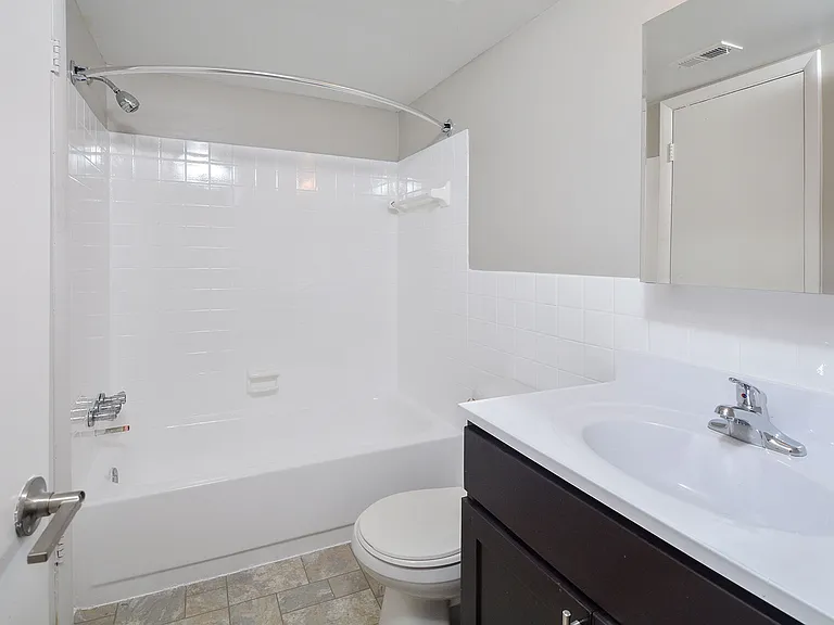 Metro Pointe — Photo 12