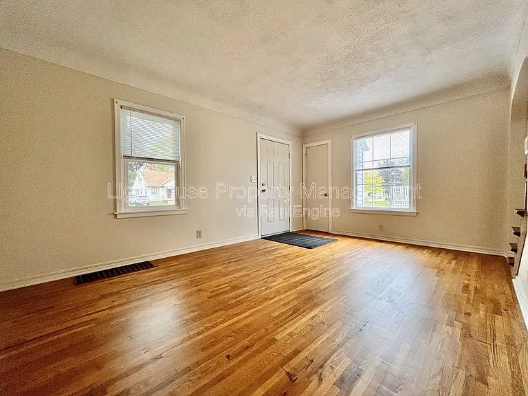 1656 Fremont Ave NW — Photo 4