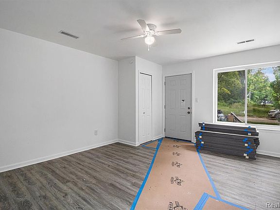 5th image of 15835 Burgess St