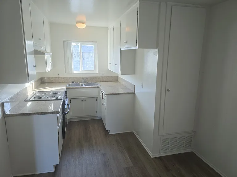 393 N Oak St #F — Photo 5