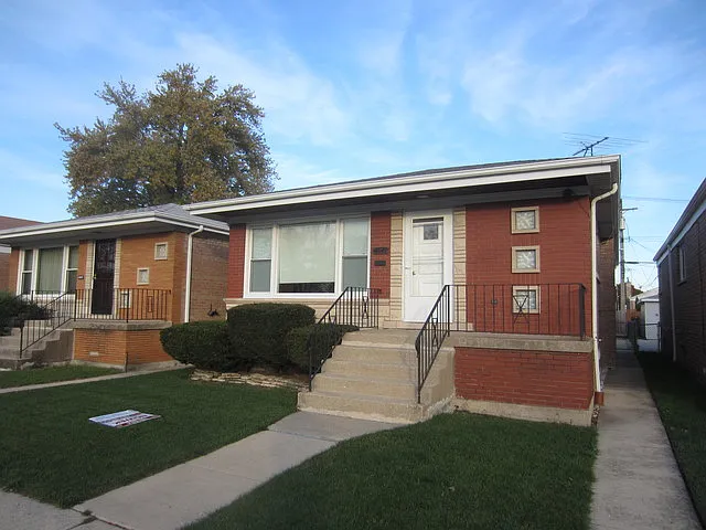4845 S Leamington Ave photo 1