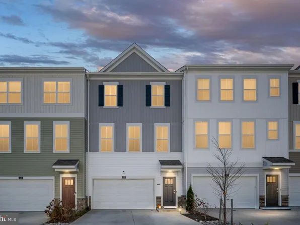 425 Snowberry Ln, Fredericksburg, VA 22405