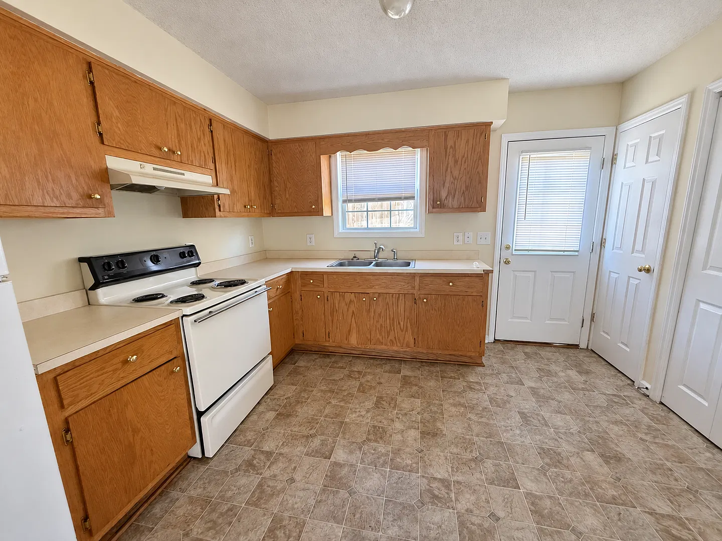 614 E Parker St — Photo 3