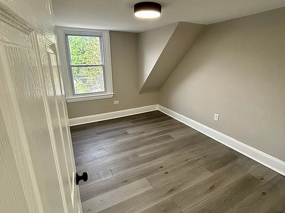 3rd image of 957 Springfield Rd APT 3