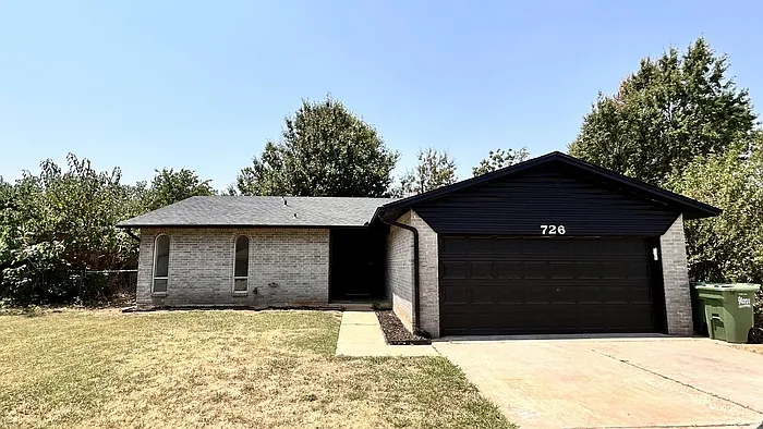 726 Garden Grv — Photo 1
