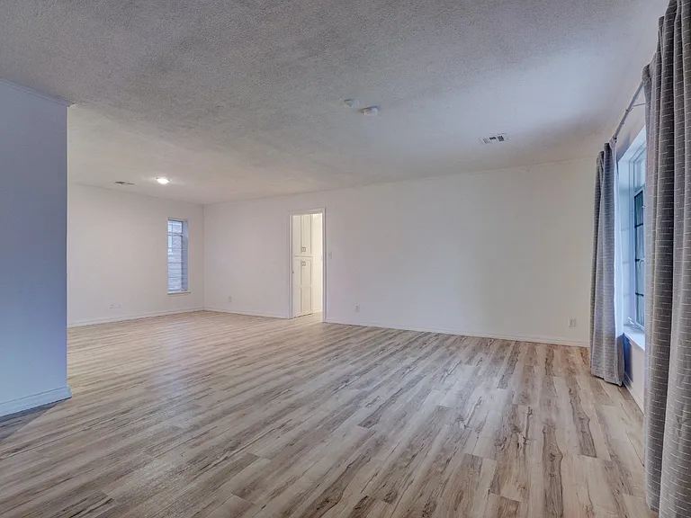 2701 NW 48th St — Photo 13