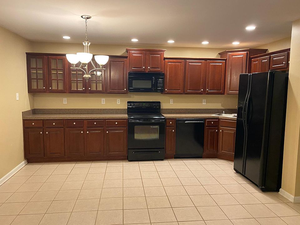 Show-stopper full sized kitchen.