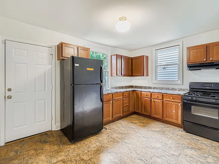 364 Bates Ave — Photo 5
