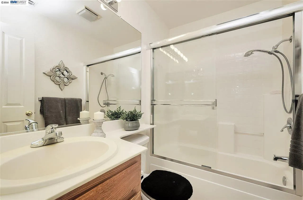 2 bed, 1064 sqft, $3,350 — Photo 3