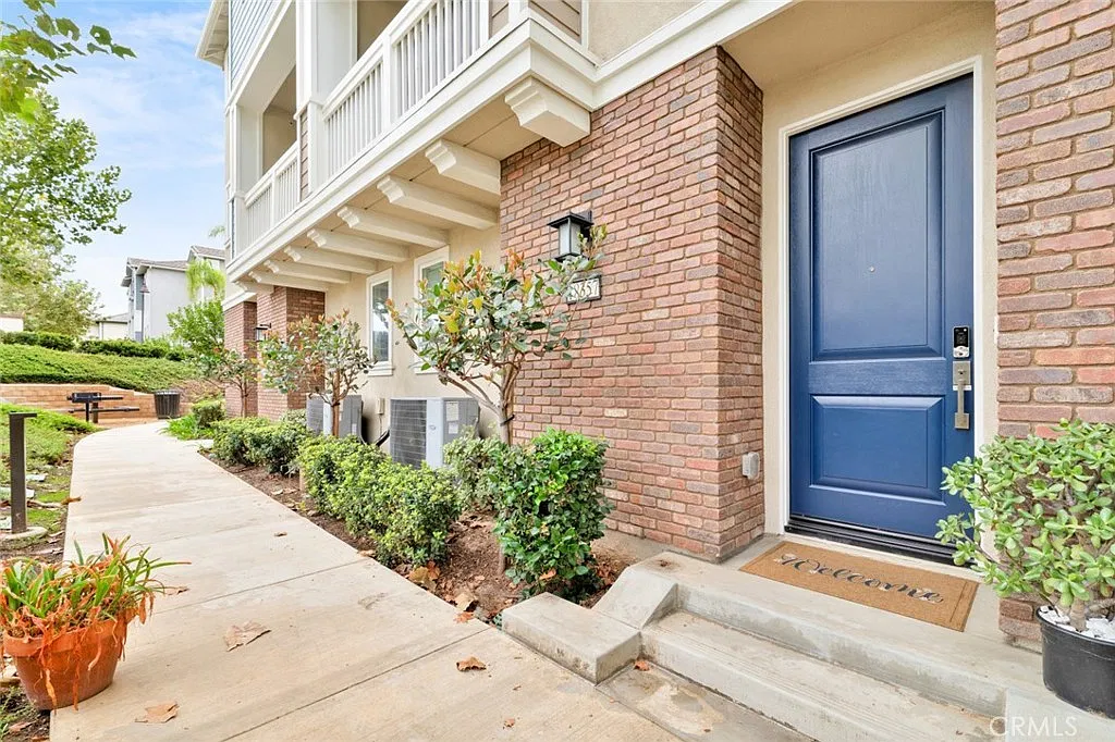 3 bed, 2.5 bath, 1643 sqft, $4,480 — Photo 1