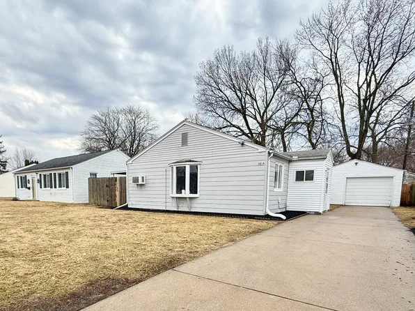 3814 10th Avenue Ct, Moline, IL 61265