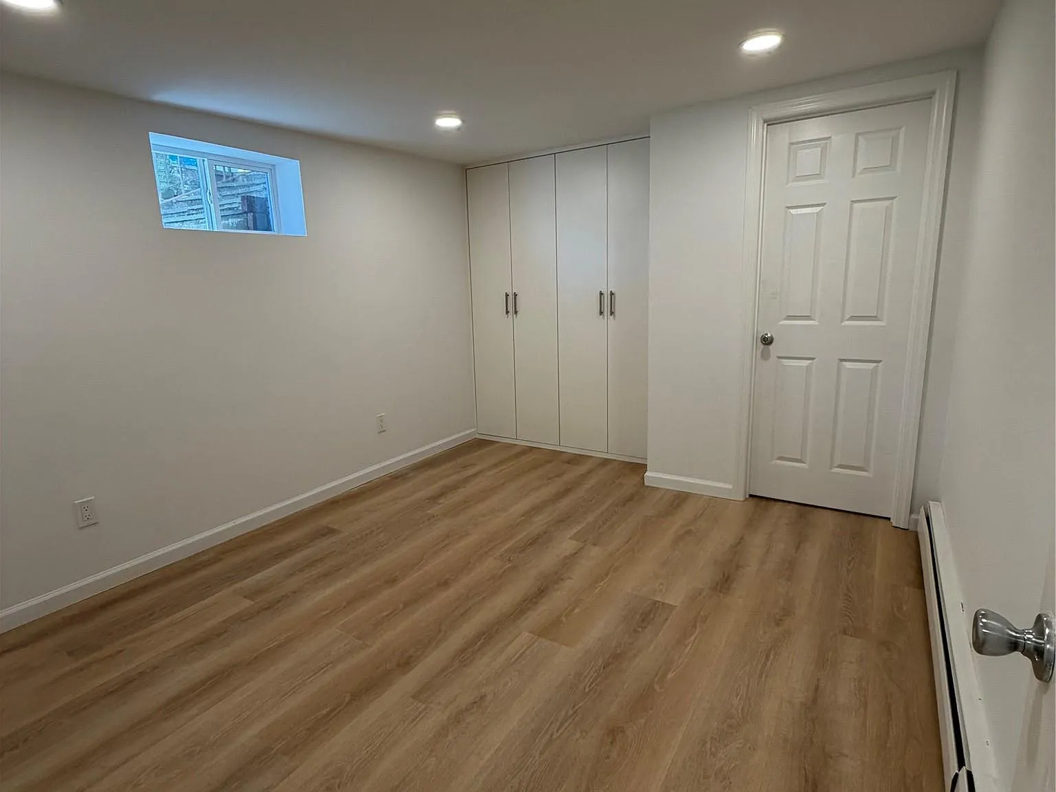 3 bed, 1.0 bath, 900 sqft, $3,300 — Photo 3