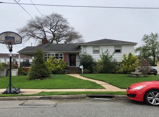 334 Dennis St, Oceanside, NY 11572
